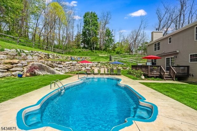 12 Cork Hill Rd, Ogdensburg Boro, NJ 07439