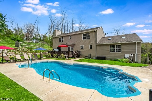 12 Cork Hill Rd, Ogdensburg Boro, NJ 07439