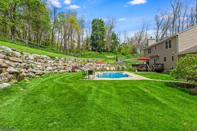12 Cork Hill Rd, Ogdensburg Boro, NJ 07439
