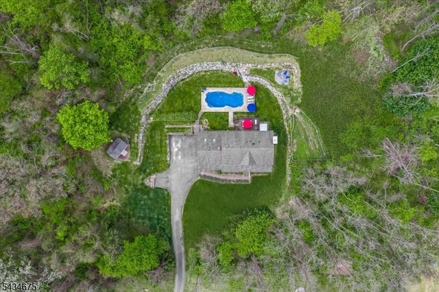 12 Cork Hill Rd, Ogdensburg Boro, NJ 07439