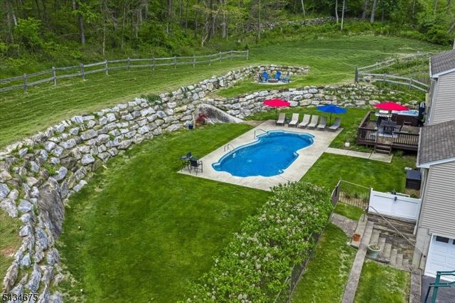 12 Cork Hill Rd, Ogdensburg Boro, NJ 07439