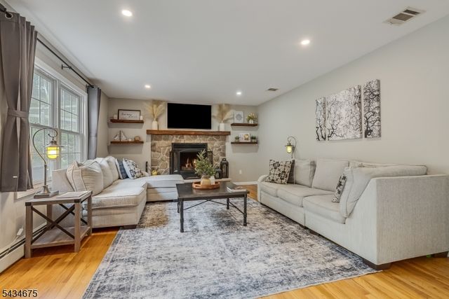 12 Cork Hill Rd, Ogdensburg Boro, NJ 07439