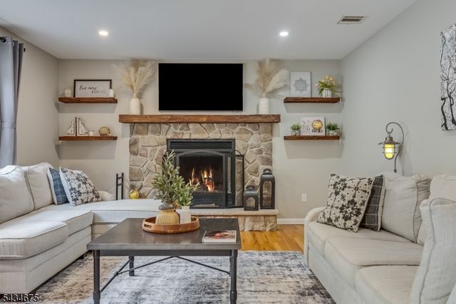 12 Cork Hill Rd, Ogdensburg Boro, NJ 07439