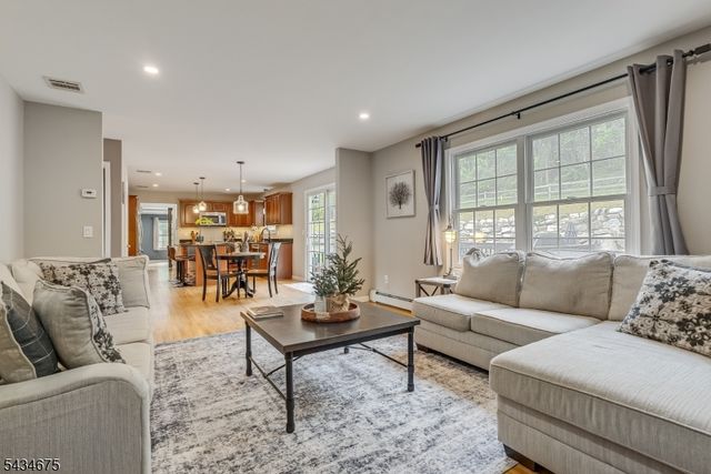 12 Cork Hill Rd, Ogdensburg Boro, NJ 07439