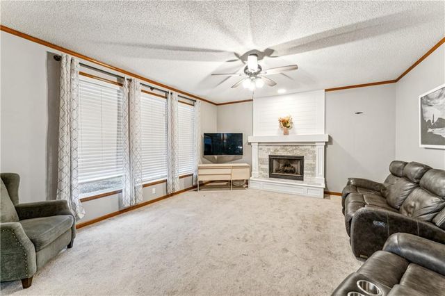 3208 SW 11th Street Circle, Blue Springs, MO 64015