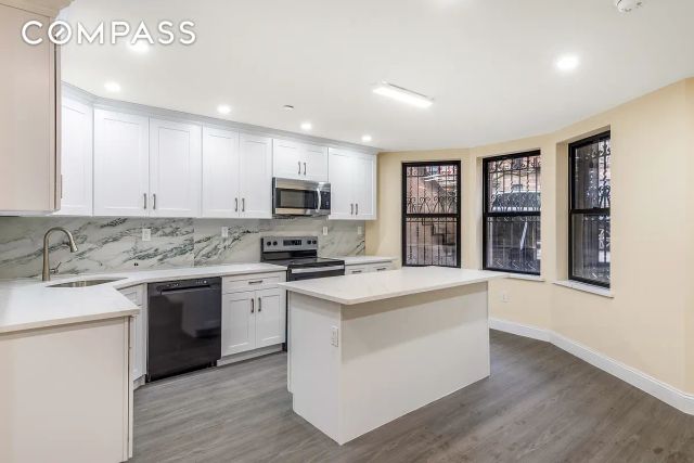 946 St Nicholas Avenue, New York City, NY 10032