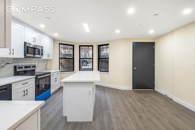 946 St Nicholas Avenue, New York City, NY 10032