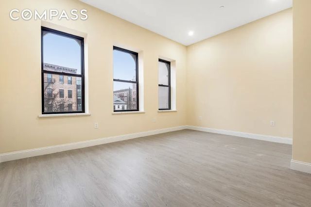 946 St Nicholas Avenue, New York City, NY 10032