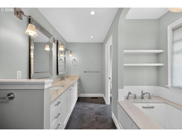 2628 GLENMORRIE Dr, Lake Oswego, OR 97034