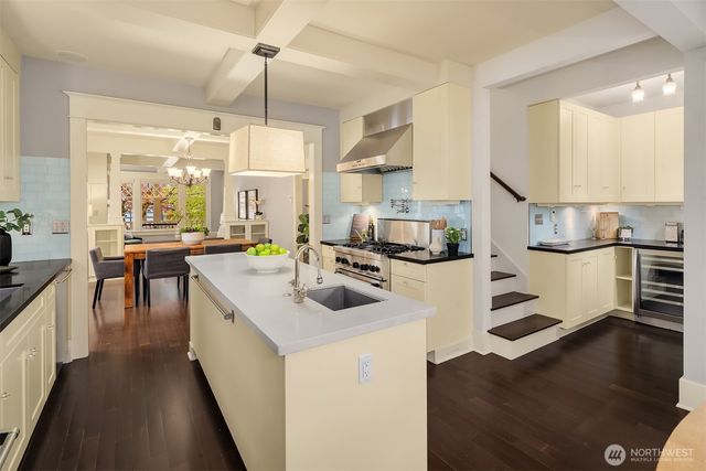 4018 2nd Avenue NE, Seattle, WA 98105