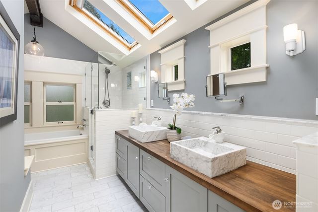 4018 2nd Avenue NE, Seattle, WA 98105