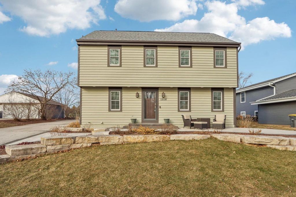 1254 Lambeth ROAD, Waukesha, WI 53189