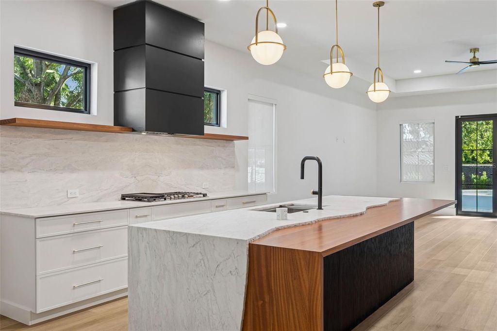 Image 23 of property listing at 708 W KENTUCKY AVENUE, Tampa, FL 33603