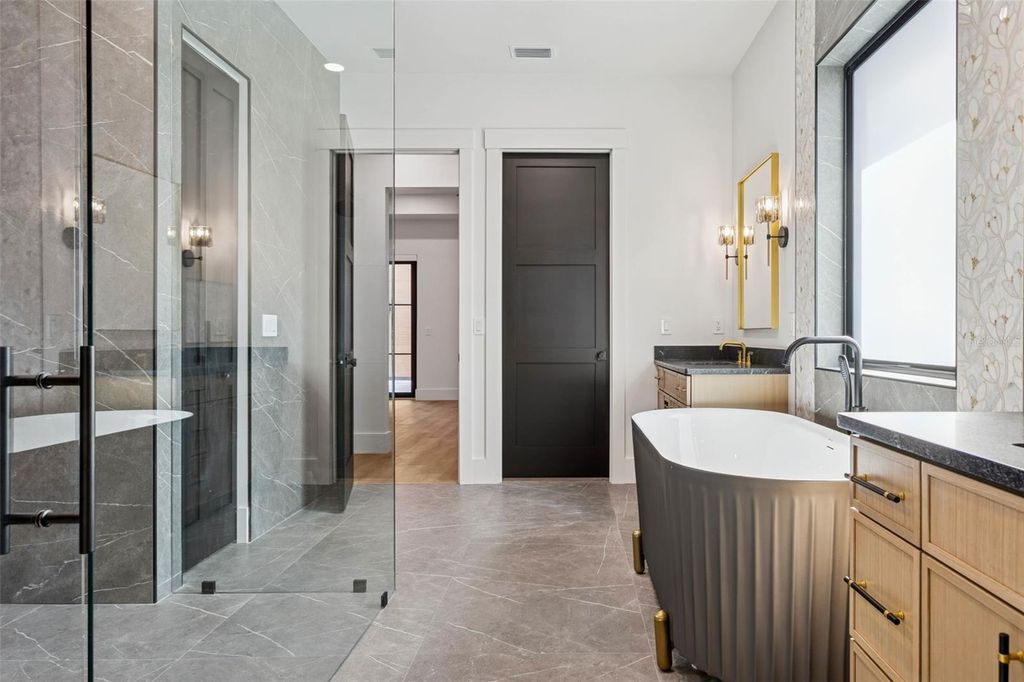 Image 37 of property listing at 708 W KENTUCKY AVENUE, Tampa, FL 33603