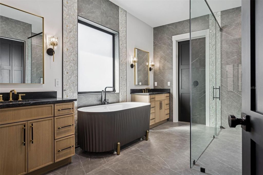 Image 38 of property listing at 708 W KENTUCKY AVENUE, Tampa, FL 33603