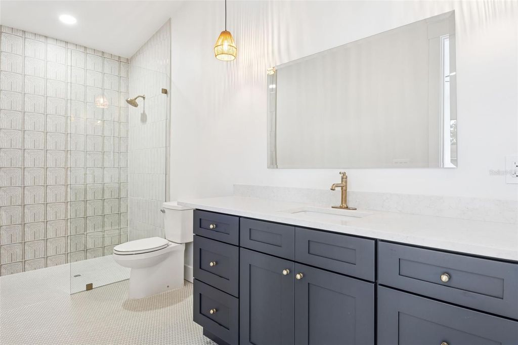 Image 8 of property listing at 708 W KENTUCKY AVENUE, Tampa, FL 33603