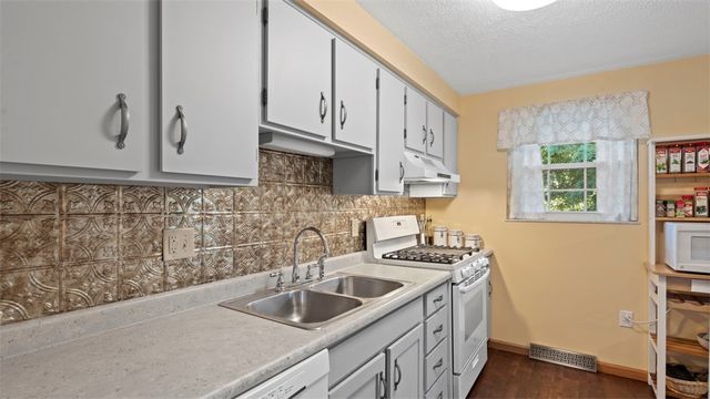 575 Fairfield Dr., Hempfield Twp, PA 15601