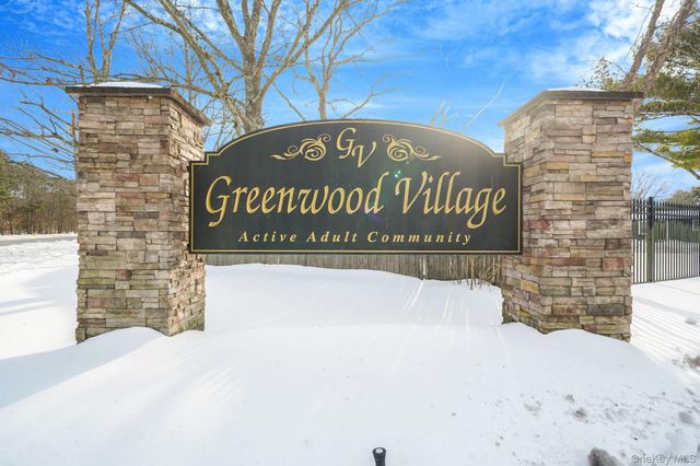 126 Village Circle W, Manorville, NY 11949