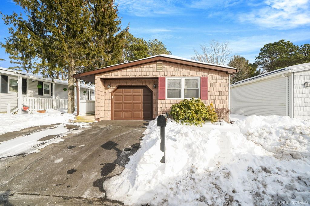 126 Village Circle W, Manorville, NY 11949