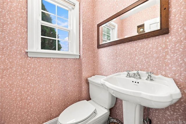 84 Ocean Avenue, Amityville, NY 11701
