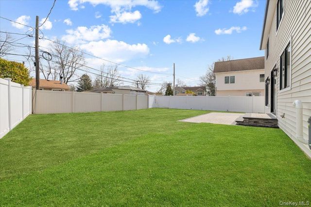 2 Winters Court, Plainview, NY 11803