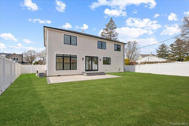 2 Winters Court, Plainview, NY 11803