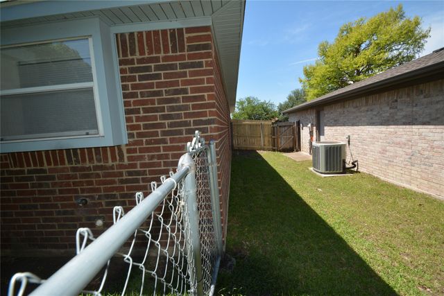 10212 Lone Eagle Court, Fort Worth, TX 76108