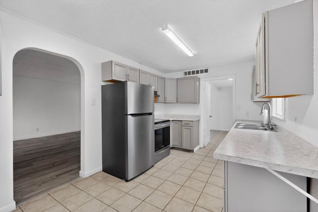 2429 Palomas Drive NE, Albuquerque, NM 87110