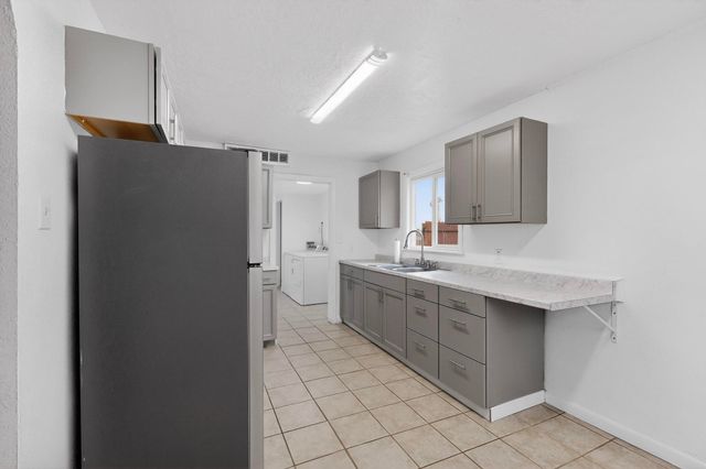 2429 Palomas Drive NE, Albuquerque, NM 87110