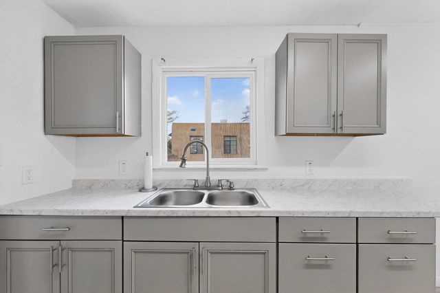 2429 Palomas Drive NE, Albuquerque, NM 87110
