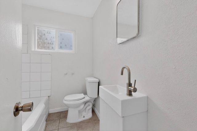 2429 Palomas Drive NE, Albuquerque, NM 87110