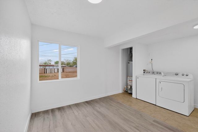 2429 Palomas Drive NE, Albuquerque, NM 87110