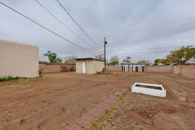 2429 Palomas Drive NE, Albuquerque, NM 87110