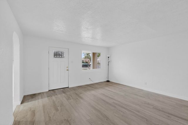 2429 Palomas Drive NE, Albuquerque, NM 87110