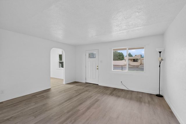 2429 Palomas Drive NE, Albuquerque, NM 87110
