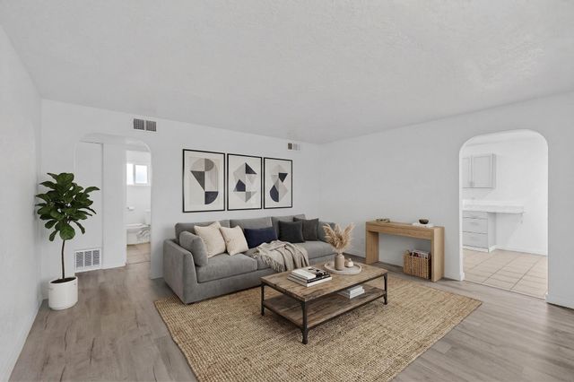 2429 Palomas Drive NE, Albuquerque, NM 87110