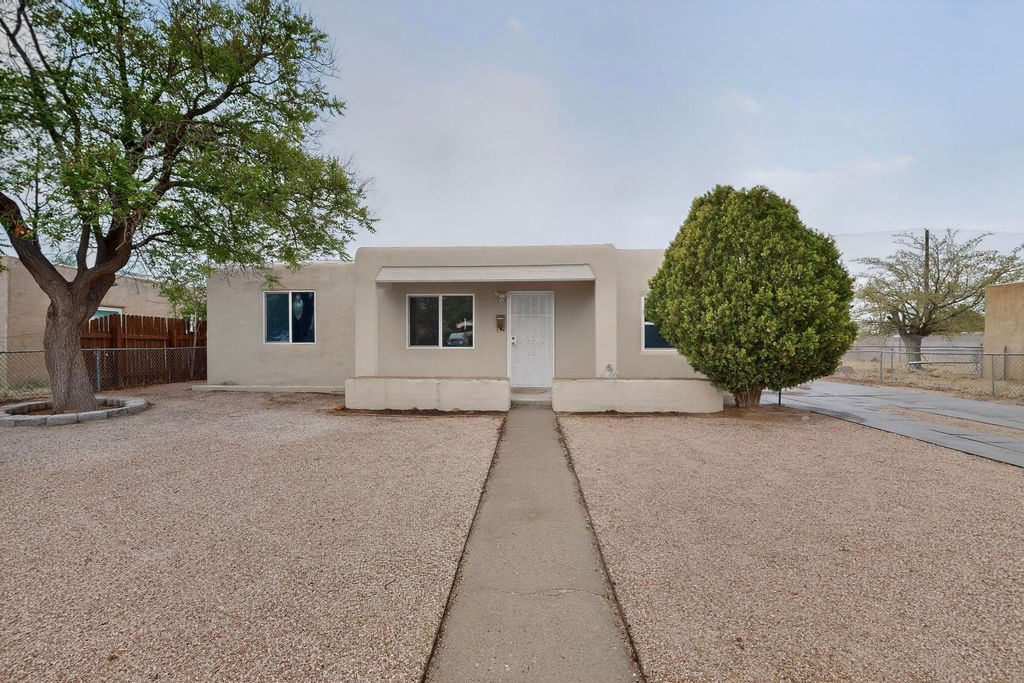 2429 Palomas Drive NE, Albuquerque, NM 87110