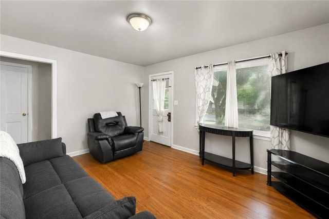 118 N Carlisle Street, Sugar Creek, MO 64054