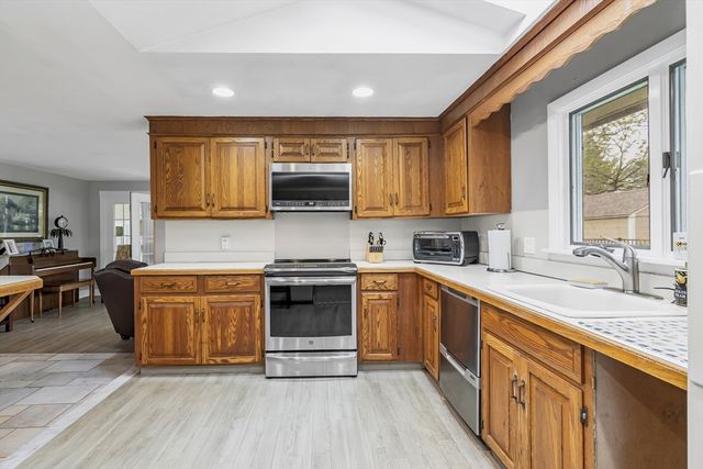 26 Reservoir Dr, Danvers, MA 01923