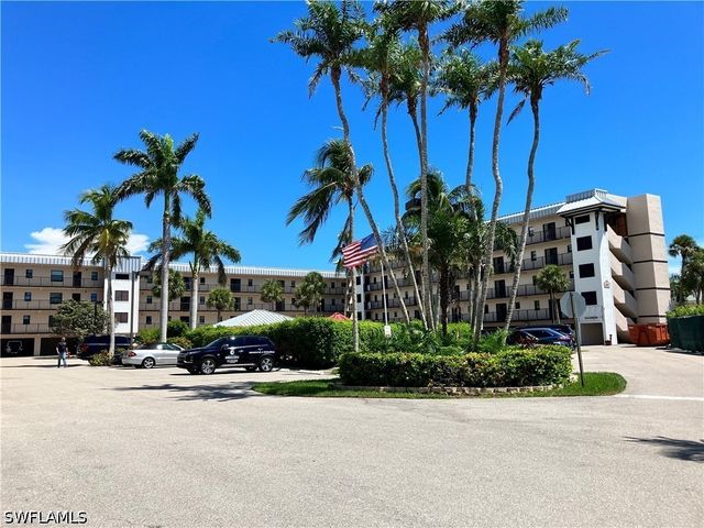 807 River Point DR 102D, Naples, FL 34102