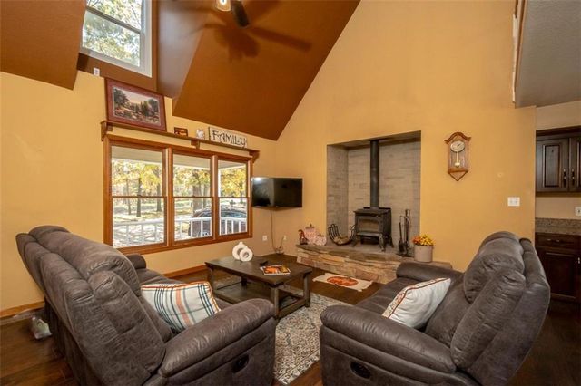 1140 N 100th Road, Baldwin City, KS 66006