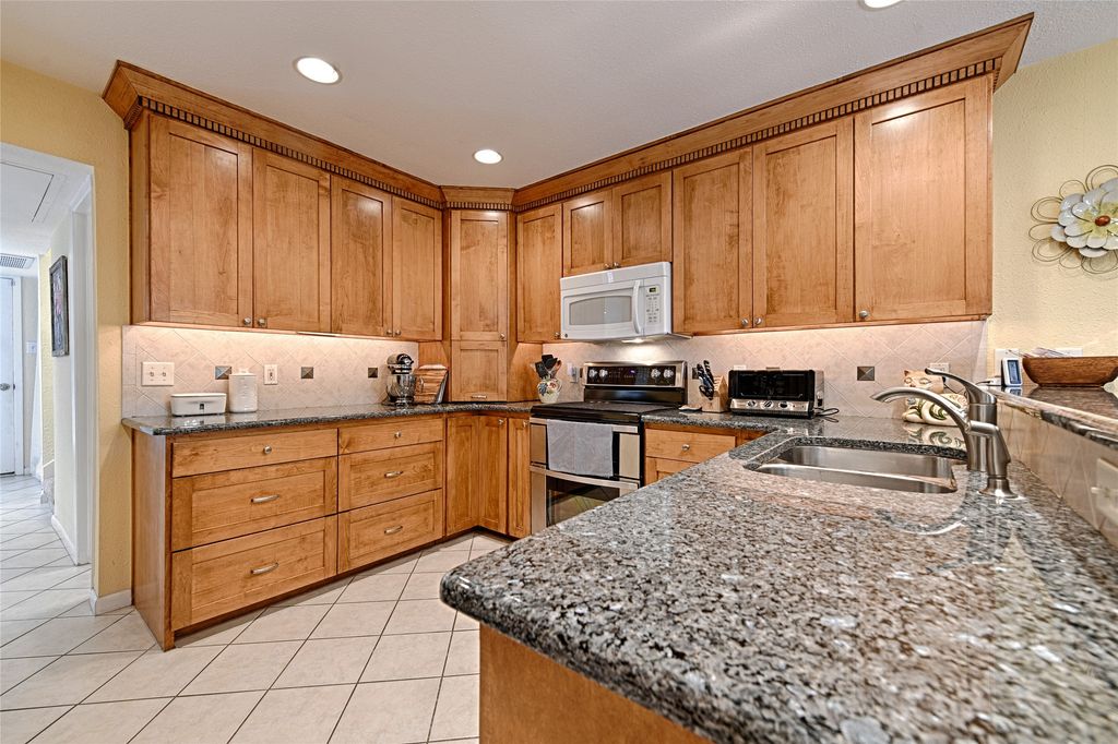 2954 Woodcroft Circle, Carrollton, TX 75006