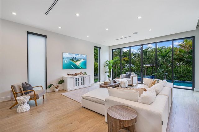 719 N Victoria Park Road, Fort Lauderdale, FL 33304