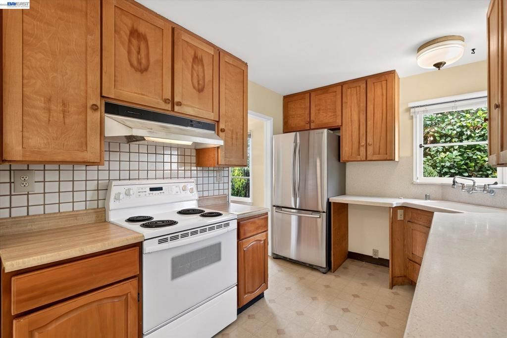 Image 12 of property listing at 1075 Durant Ave, San Leandro, CA 94577
