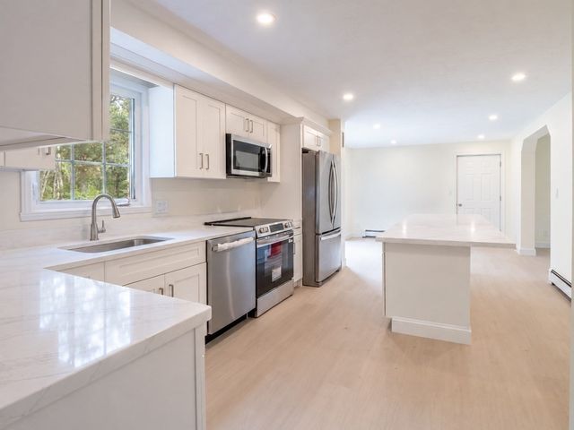 215 Ashumet Rd, Mashpee, MA 02649