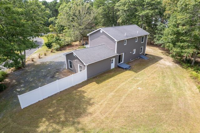 215 Ashumet Rd, Mashpee, MA 02649