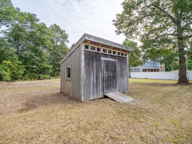 215 Ashumet Rd, Mashpee, MA 02649