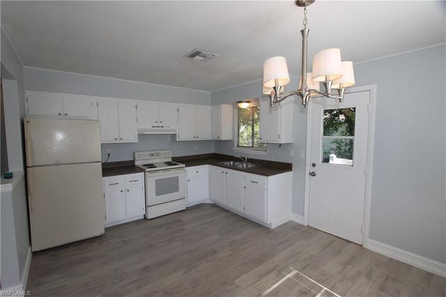 2445 Thomasson DR D, Naples, FL 34112