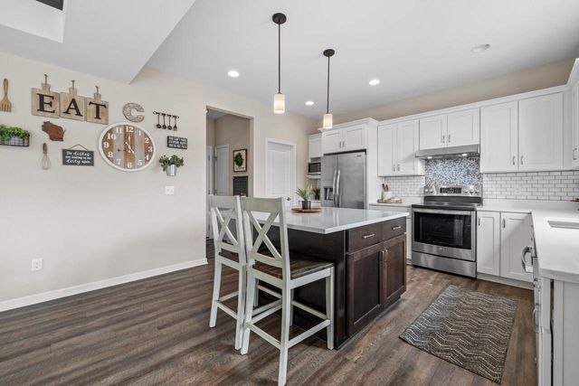1384 Bluestem TRAIL, Oconomowoc, WI 53066