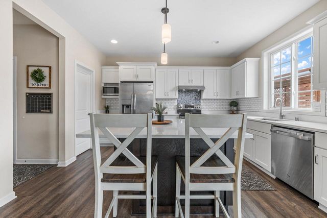 1384 Bluestem TRAIL, Oconomowoc, WI 53066